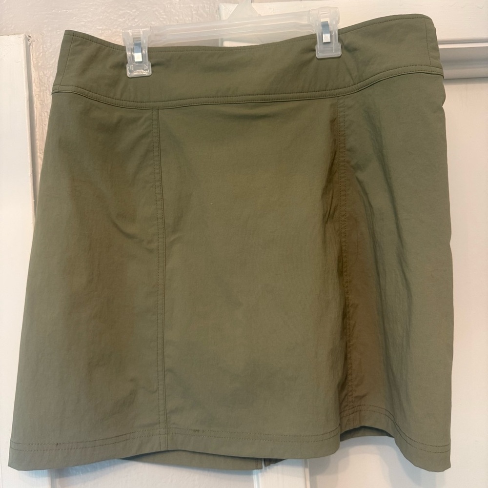 ROYAL ROBBINS Olive Green Skirt, with shorts. In excellent condition.